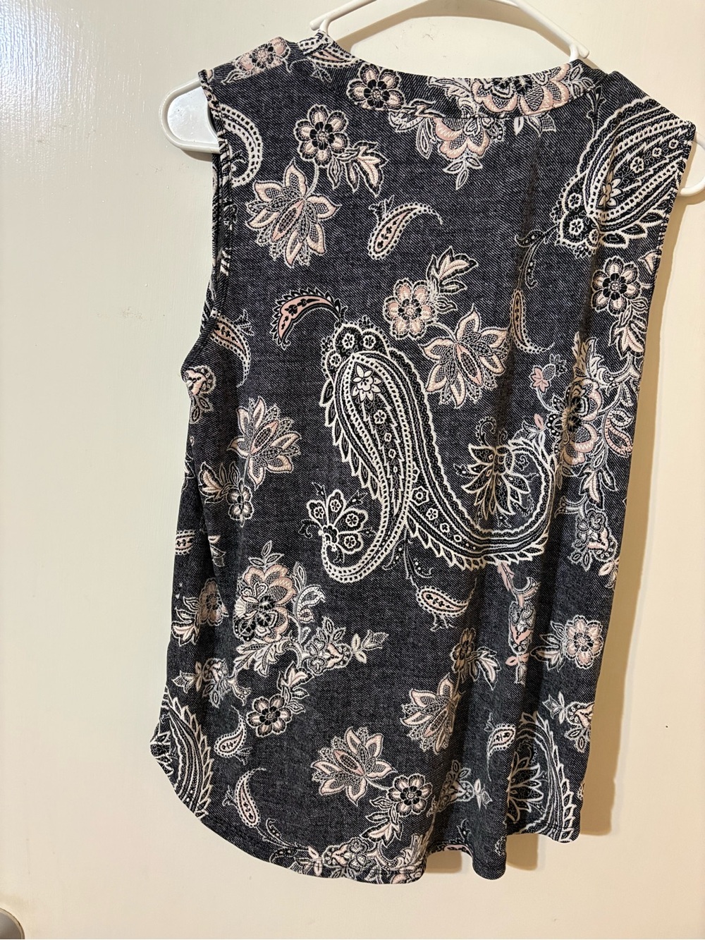Sleeveless Paisley Tank Top - Black with Light Pink